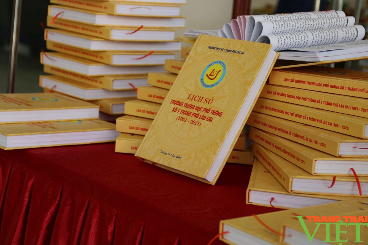 Cuốn sách mang đậm dấu ấn lịch sử hình thành và phát triển của Trường THPT số 1 TP. Lào Cai - Ảnh 2.