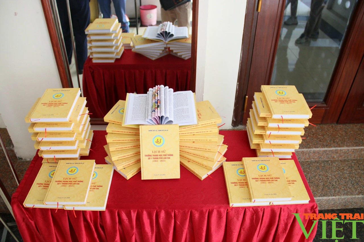 Cuốn sách mang đậm dấu ấn lịch sử hình thành và phát triển của Trường THPT số 1 TP. Lào Cai - Ảnh 3.