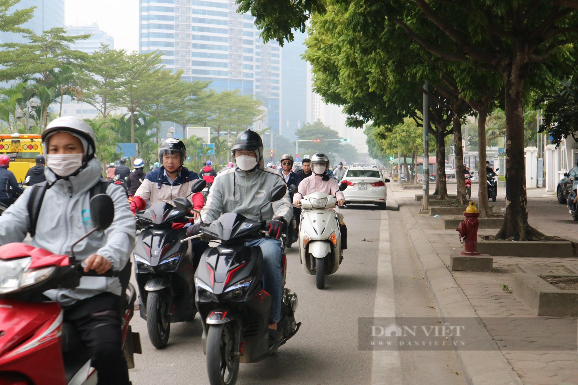  Xe máy lũ lượt đi ngược chiều trên đường Dương Đình Nghệ (quận Cầu Giấy) - Ảnh 2.