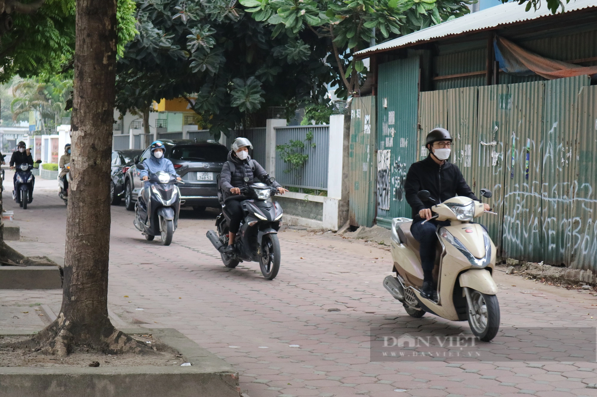 Xe máy lũ lượt đi ngược chiều trên đường Dương Đình Nghệ (quận Cầu Giấy) - Ảnh 4.