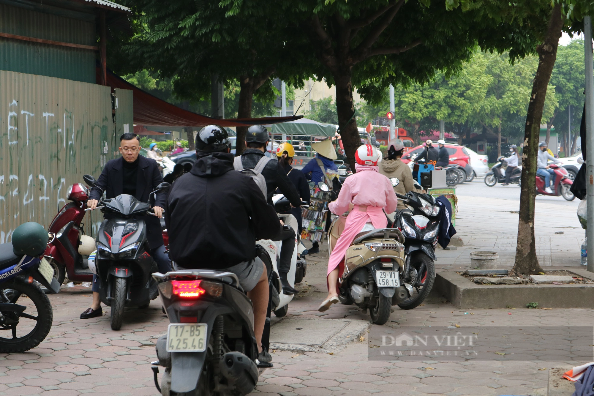  Xe máy lũ lượt đi ngược chiều trên đường Dương Đình Nghệ (quận Cầu Giấy) - Ảnh 6.