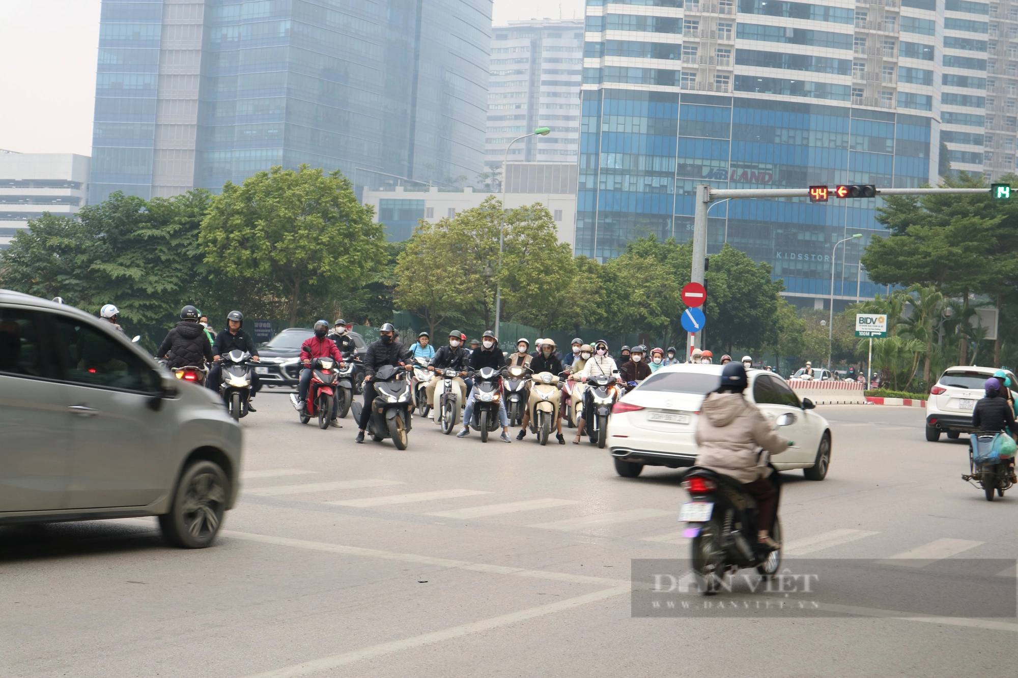 Xe máy lũ lượt đi ngược chiều trên đường Dương Đình Nghệ (quận Cầu Giấy) - Ảnh 7.