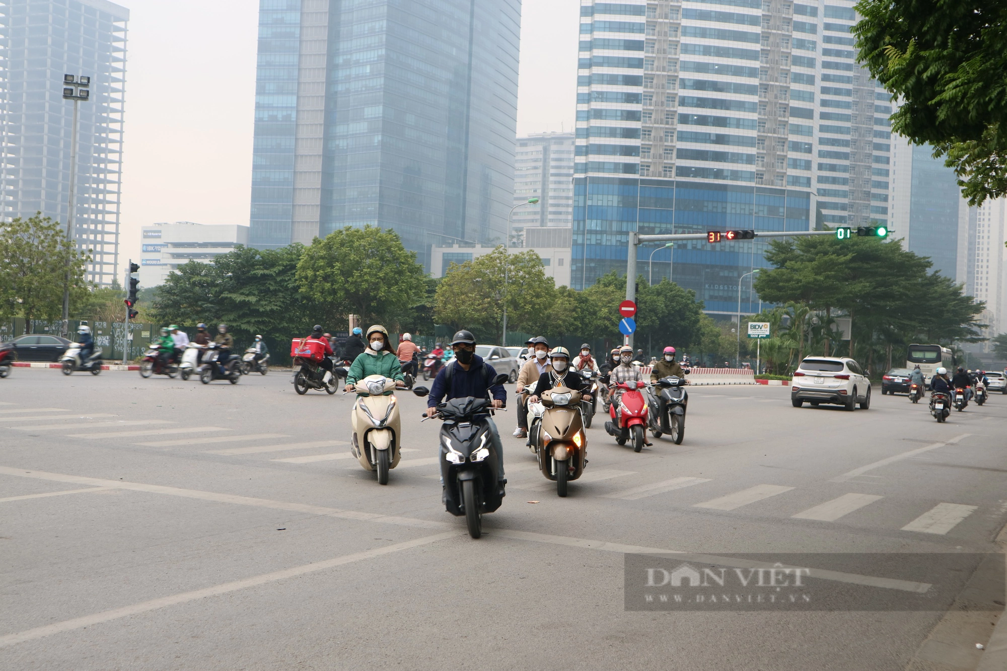  Xe máy lũ lượt đi ngược chiều trên đường Dương Đình Nghệ (quận Cầu Giấy) - Ảnh 8.
