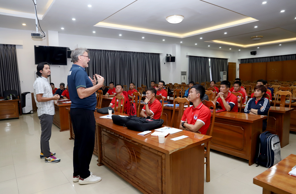 HLV Philippe Troussier chia sẻ kinh nghiệm với các học viên khóa đào tạo HLV chứng chỉ A/AFC/VFF - Ảnh 2.