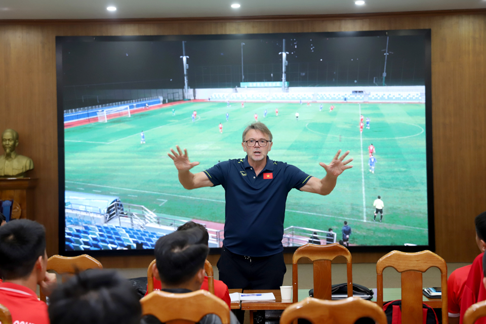 HLV Philippe Troussier chia sẻ kinh nghiệm với các học viên khóa đào tạo HLV chứng chỉ A/AFC/VFF - Ảnh 1.