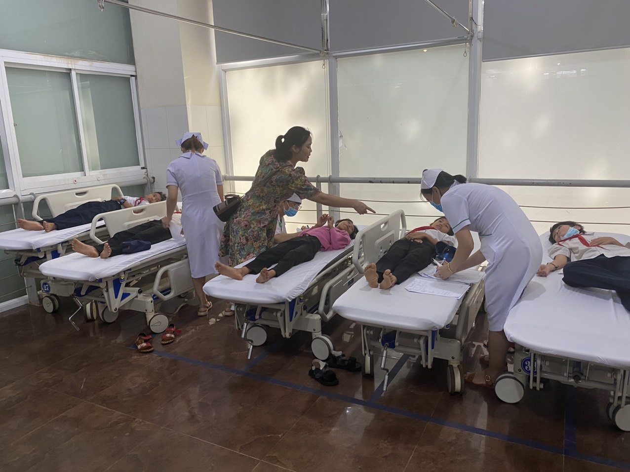 17 học sinh tiểu học ở Đắk Lắk nhập viện nghi ngộ độc thực phẩm - Ảnh 2.