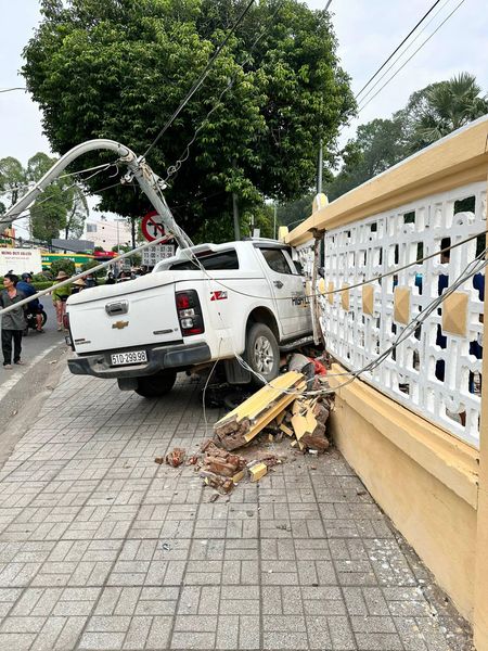 Ô tô tông xe máy đang dừng chờ đèn đỏ rồi húc vào tường Tòa thánh Tây Ninh, 1 người tử vong - Ảnh 1.