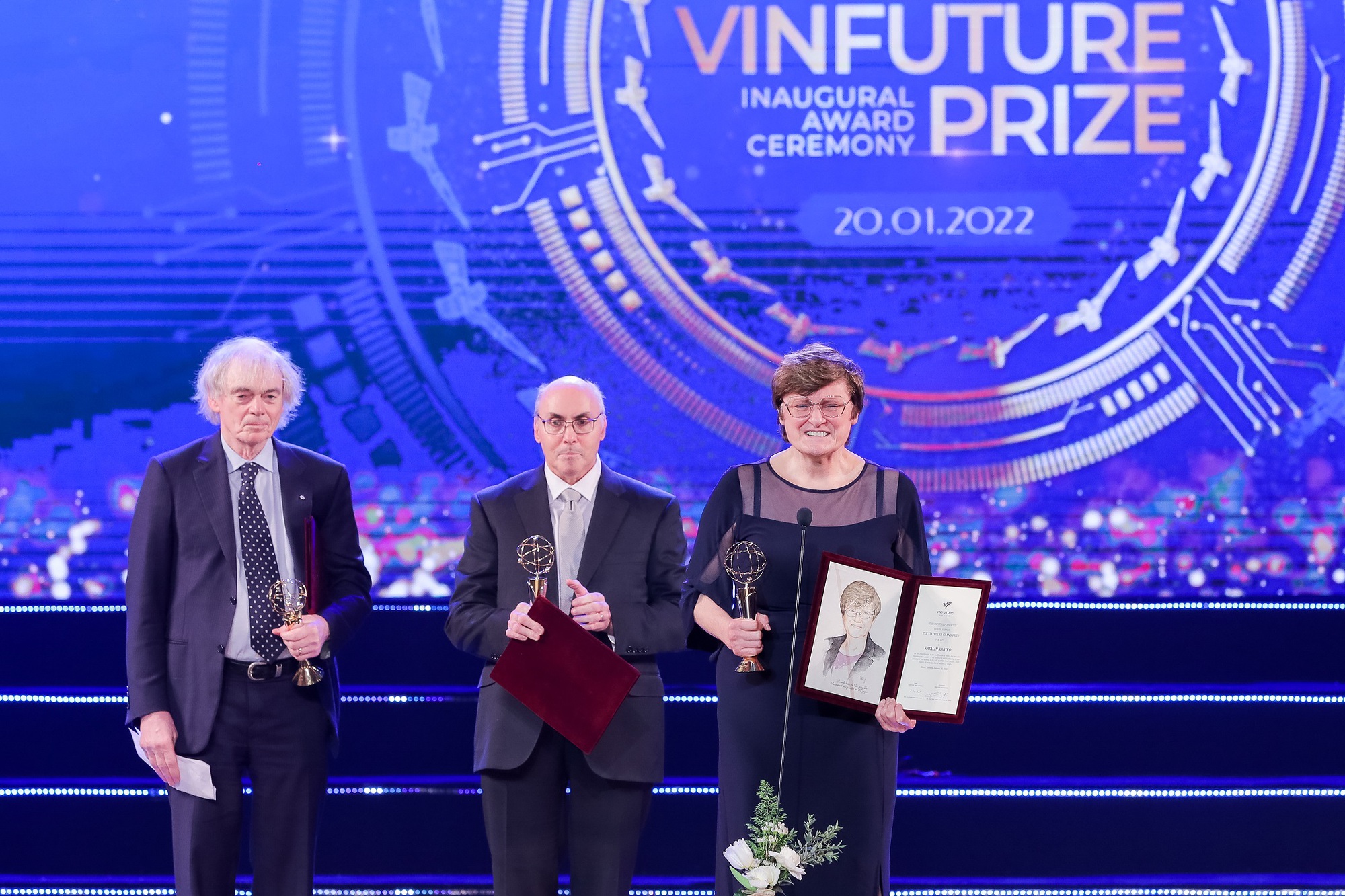 Giáo sư Drew Weissman cùng Tiến sĩ Karikó và Giáo sư Pieter R. Cullis được trao Giải thưởng Chính VinFuture mùa 1 cho công trình phát triển công nghệ vắc-xin mRNA (Ảnh: VFP).