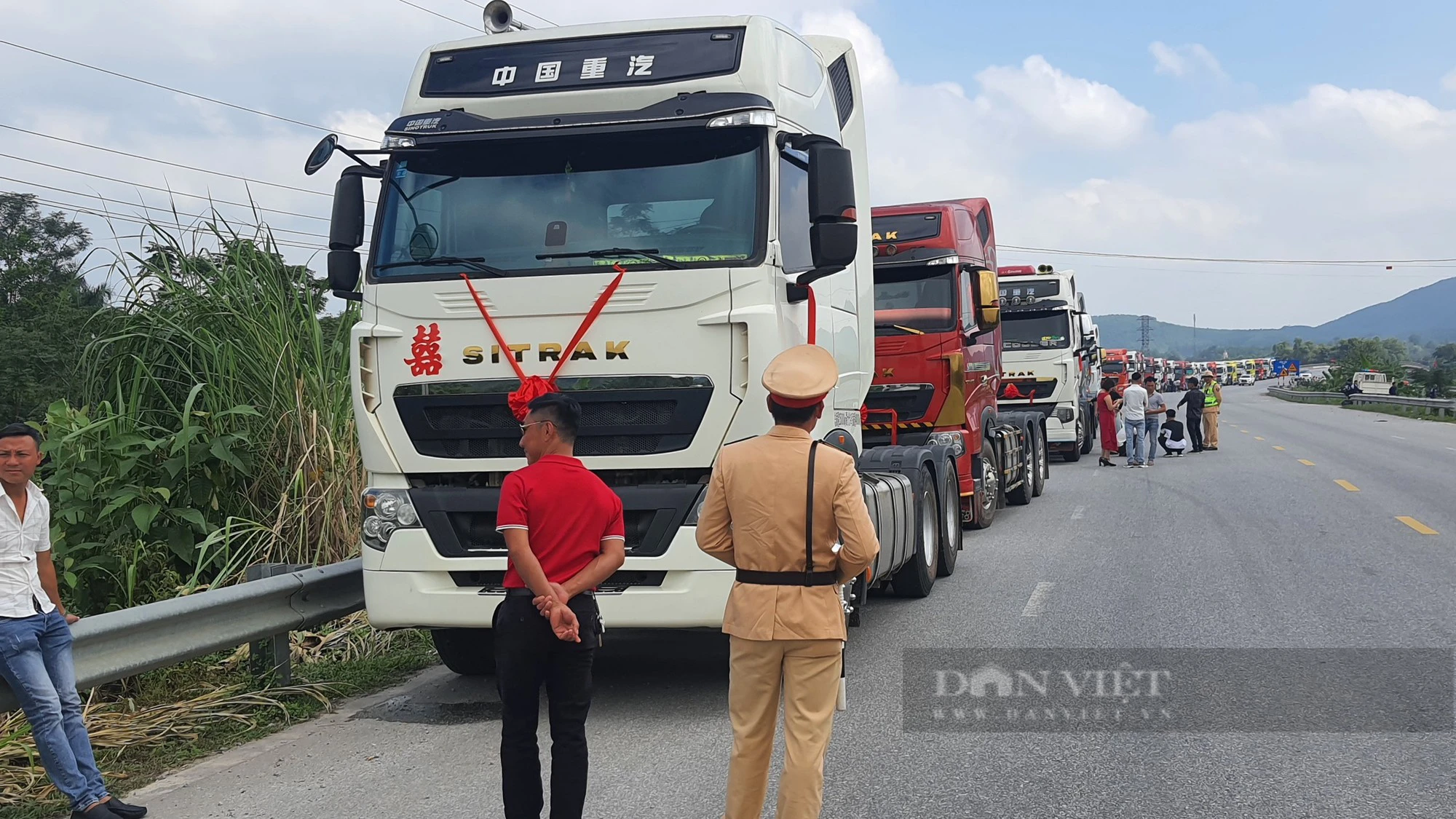Cảnh sát chỉ nhắc nhở các tài xế vụ chú rể dùng đoàn xe container rước dâu - Ảnh 2.