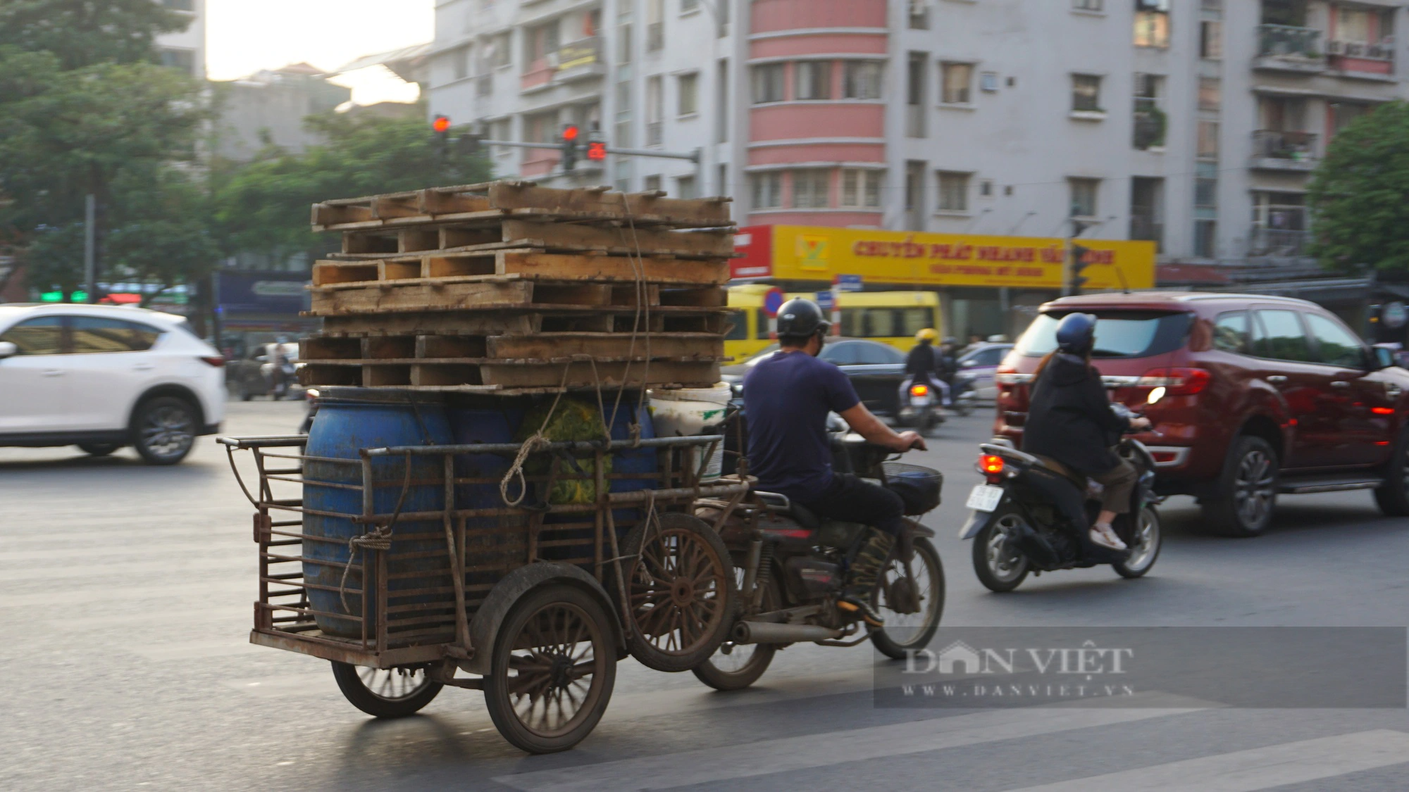 Xe máy &quot;đồng nát&quot;, tự chế &quot;cõng&quot; hàng cồng kềnh tung hoành trên đường phố Thủ đô - Ảnh 6.