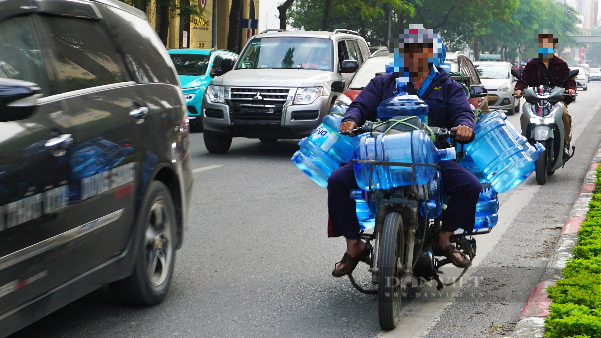 Xe máy &quot;đồng nát&quot;, tự chế &quot;cõng&quot; hàng cồng kềnh tung hoành trên đường phố Thủ đô - Ảnh 3.