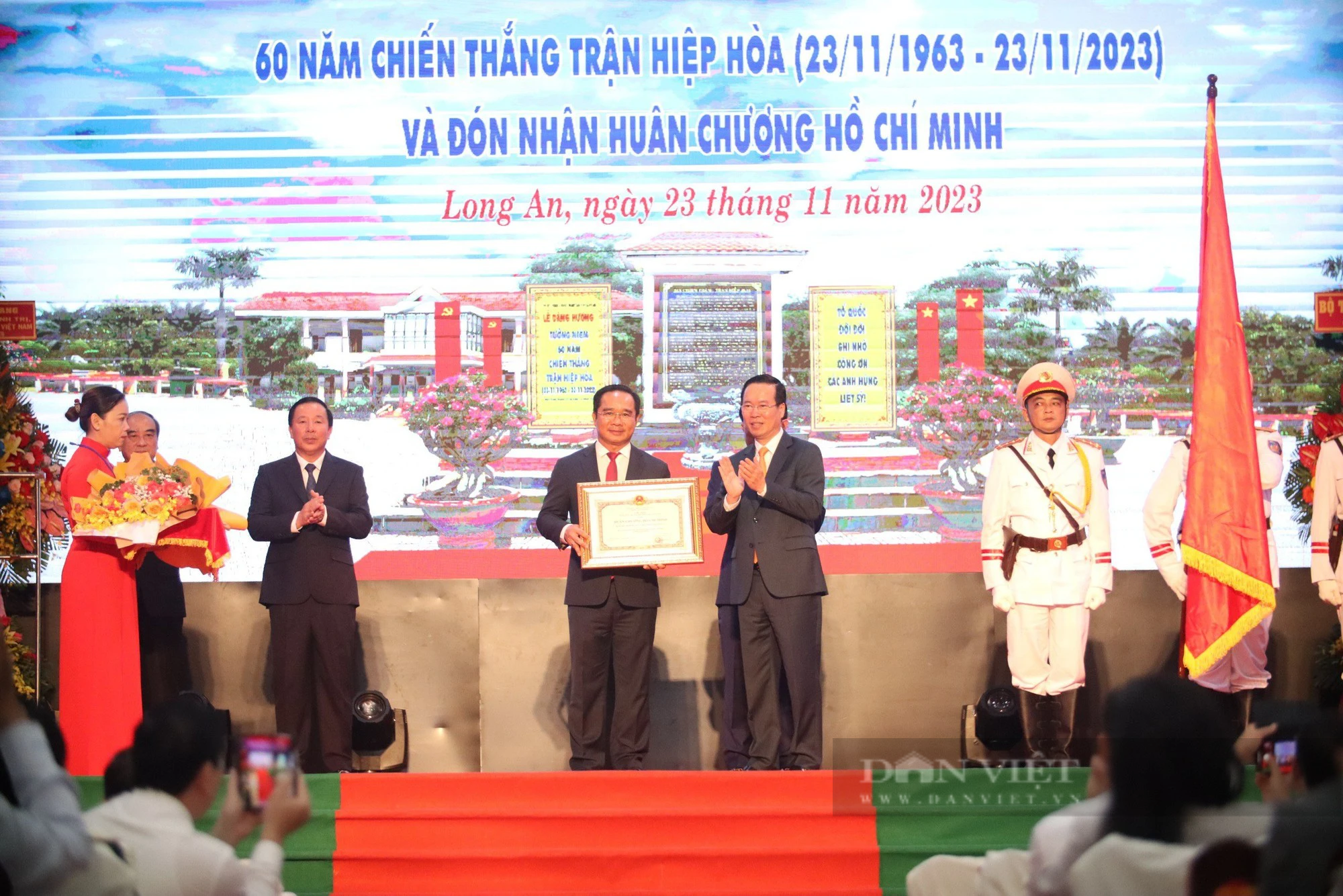 Chủ tịch nước Võ Văn Thưởng trao Huân chương Hồ Chí Minh cho Đảng bộ và nhân dân tỉnh Long An - Ảnh 2.