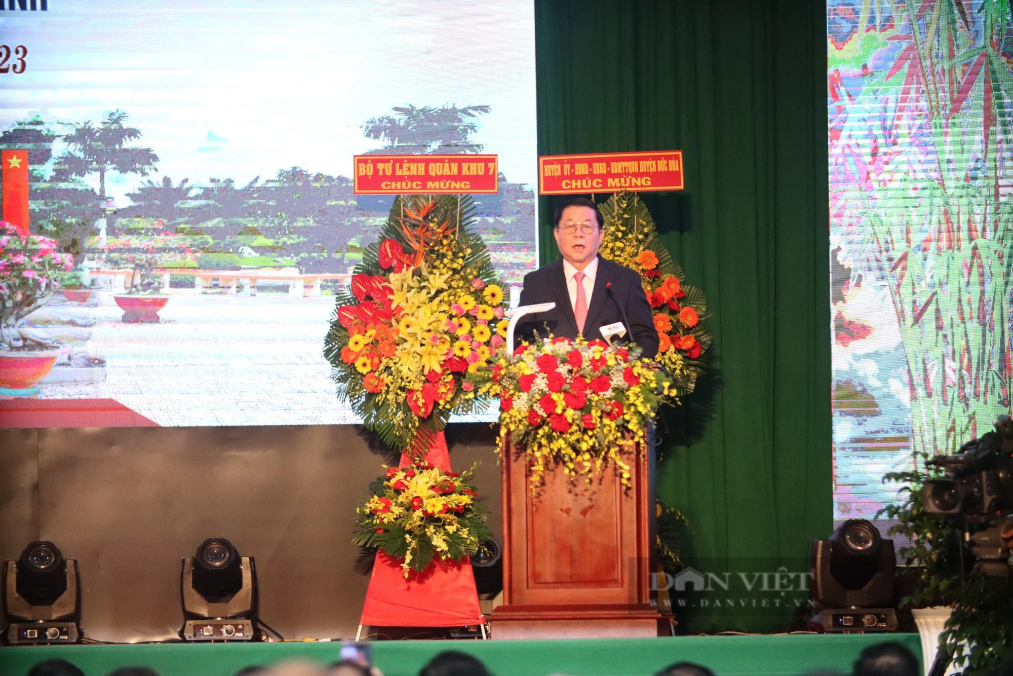 Chủ tịch nước Võ Văn Thưởng trao Huân chương Hồ Chí Minh cho Đảng bộ và nhân dân tỉnh Long An - Ảnh 4.