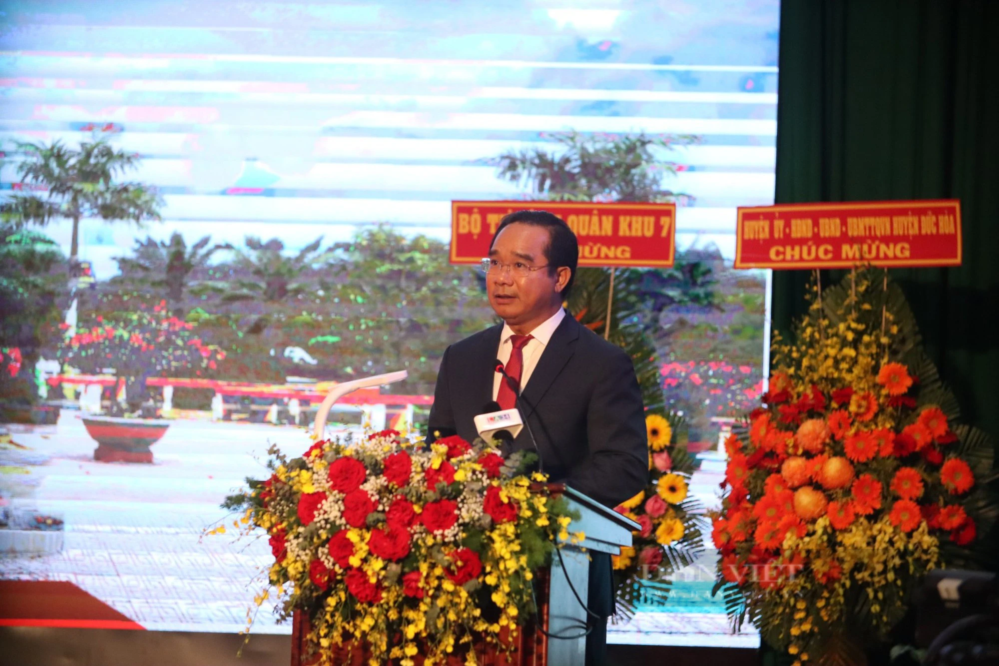 Chủ tịch nước Võ Văn Thưởng trao Huân chương Hồ Chí Minh cho Đảng bộ và nhân dân tỉnh Long An - Ảnh 5.