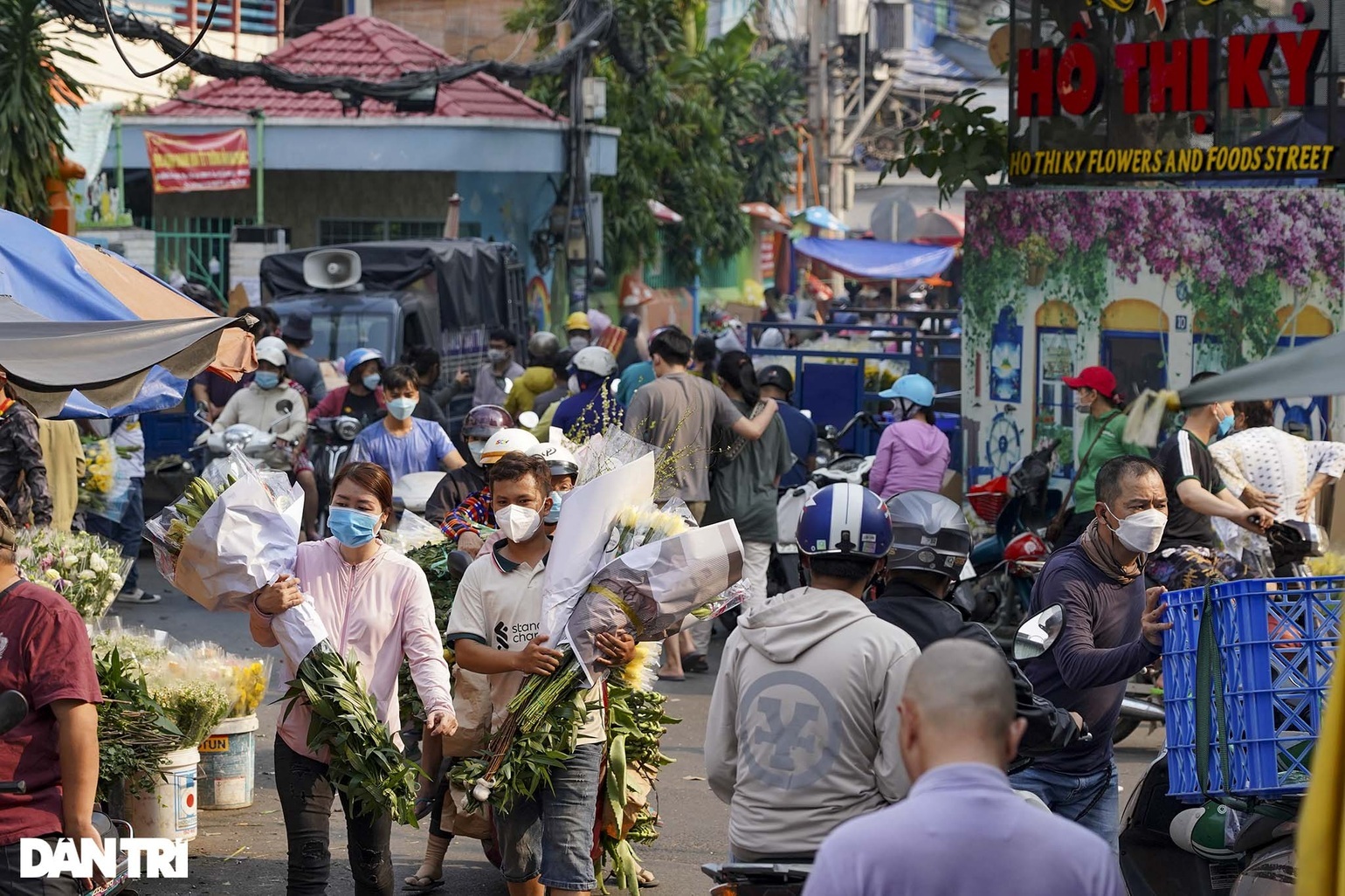 Từ hẻm chợ nhỏ trở thành phố ẩm thực kín khách ngày đêm ở TPHCM - Ảnh 1.