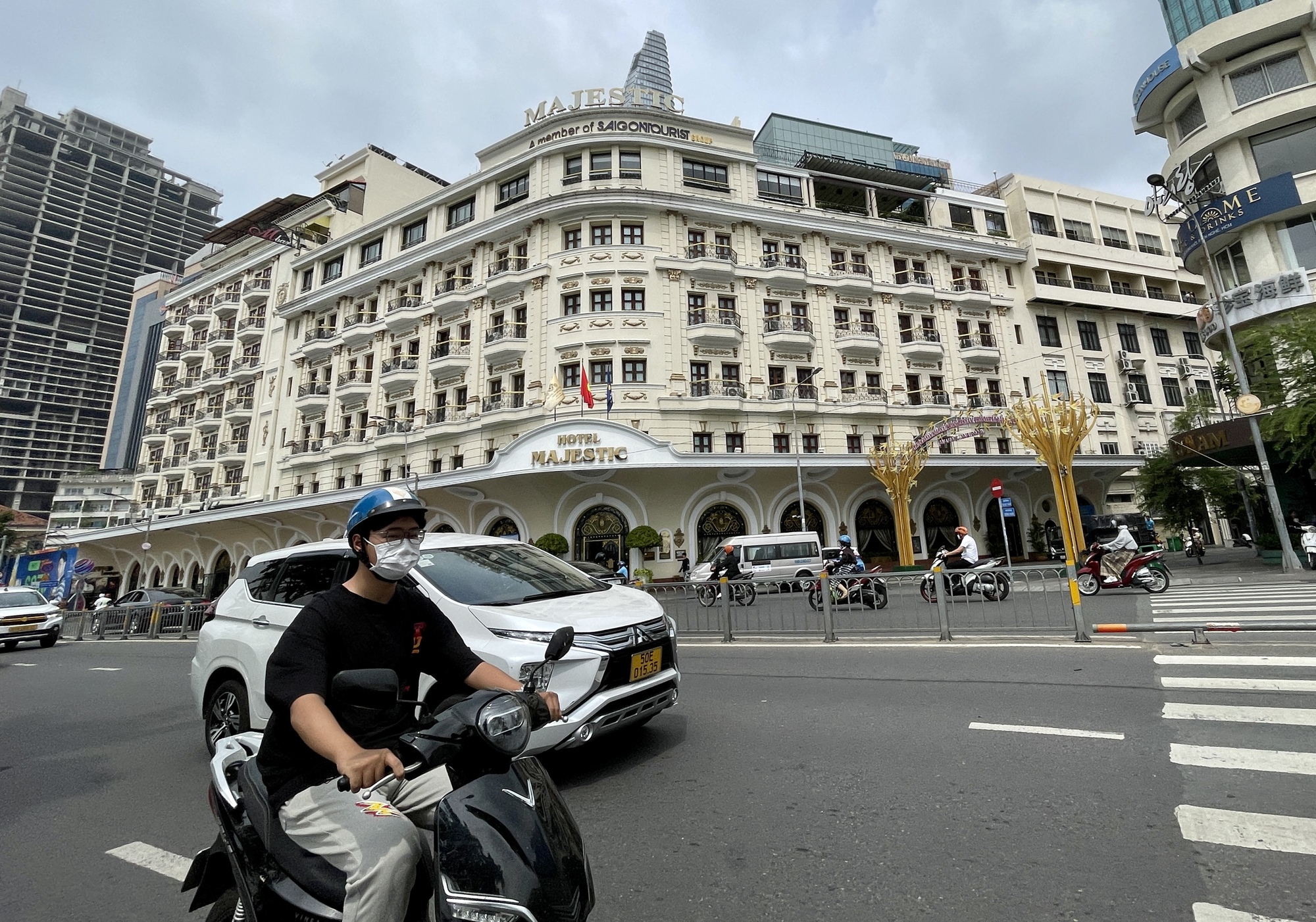 Hàng hiệu xa xỉ, khách sạn 5 sao, thiên đường mua sắm chen nhau trên con đường dát vàng ở Sài Gòn - Ảnh 5.