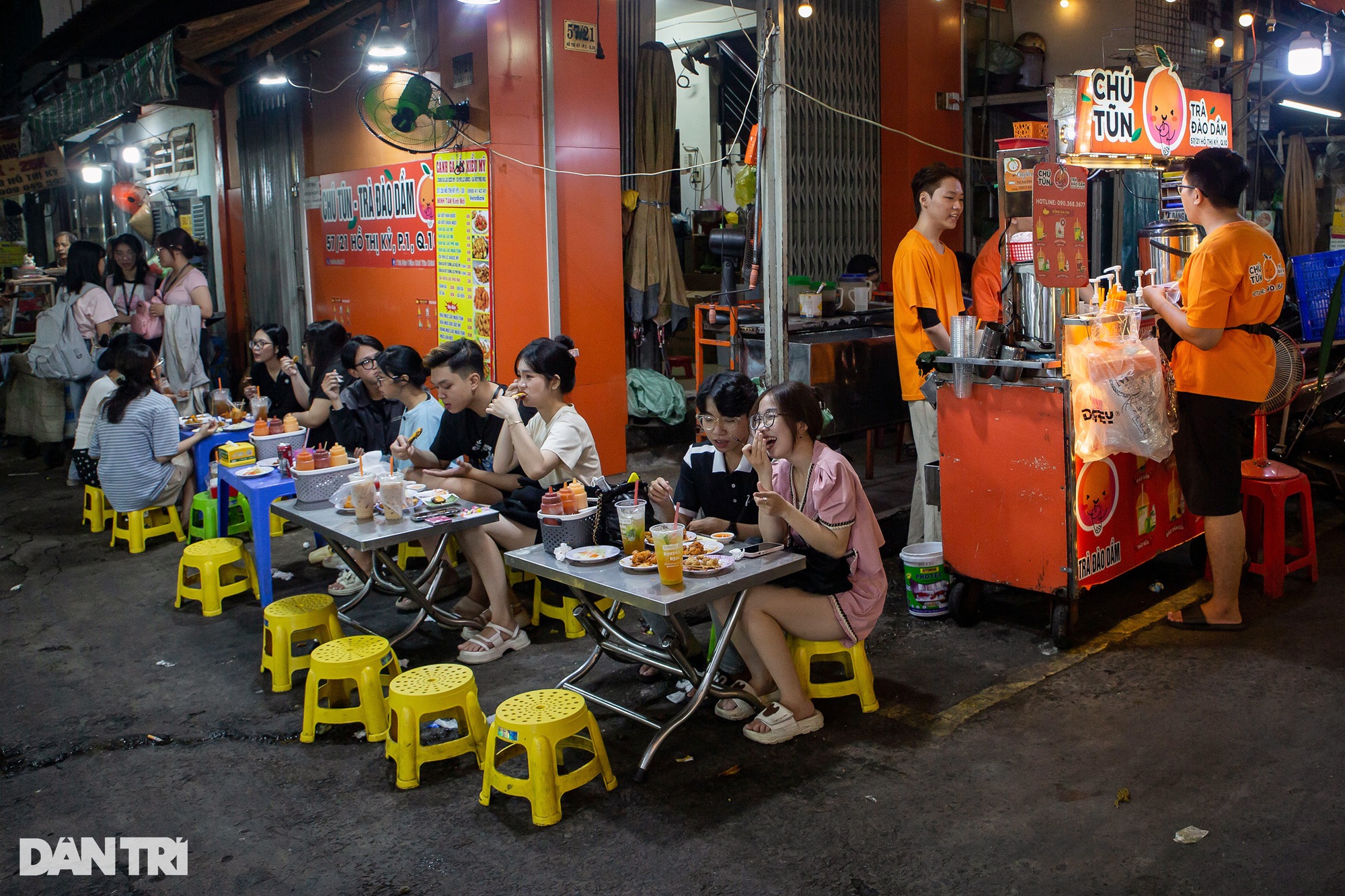 Từ hẻm chợ nhỏ trở thành phố ẩm thực kín khách ngày đêm ở TPHCM - Ảnh 6.