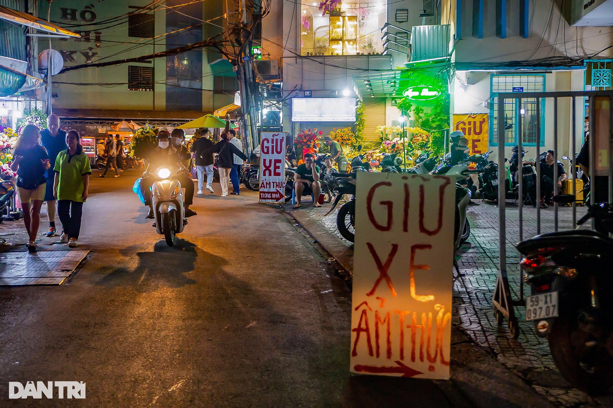 Từ hẻm chợ nhỏ trở thành phố ẩm thực kín khách ngày đêm ở TPHCM - Ảnh 4.