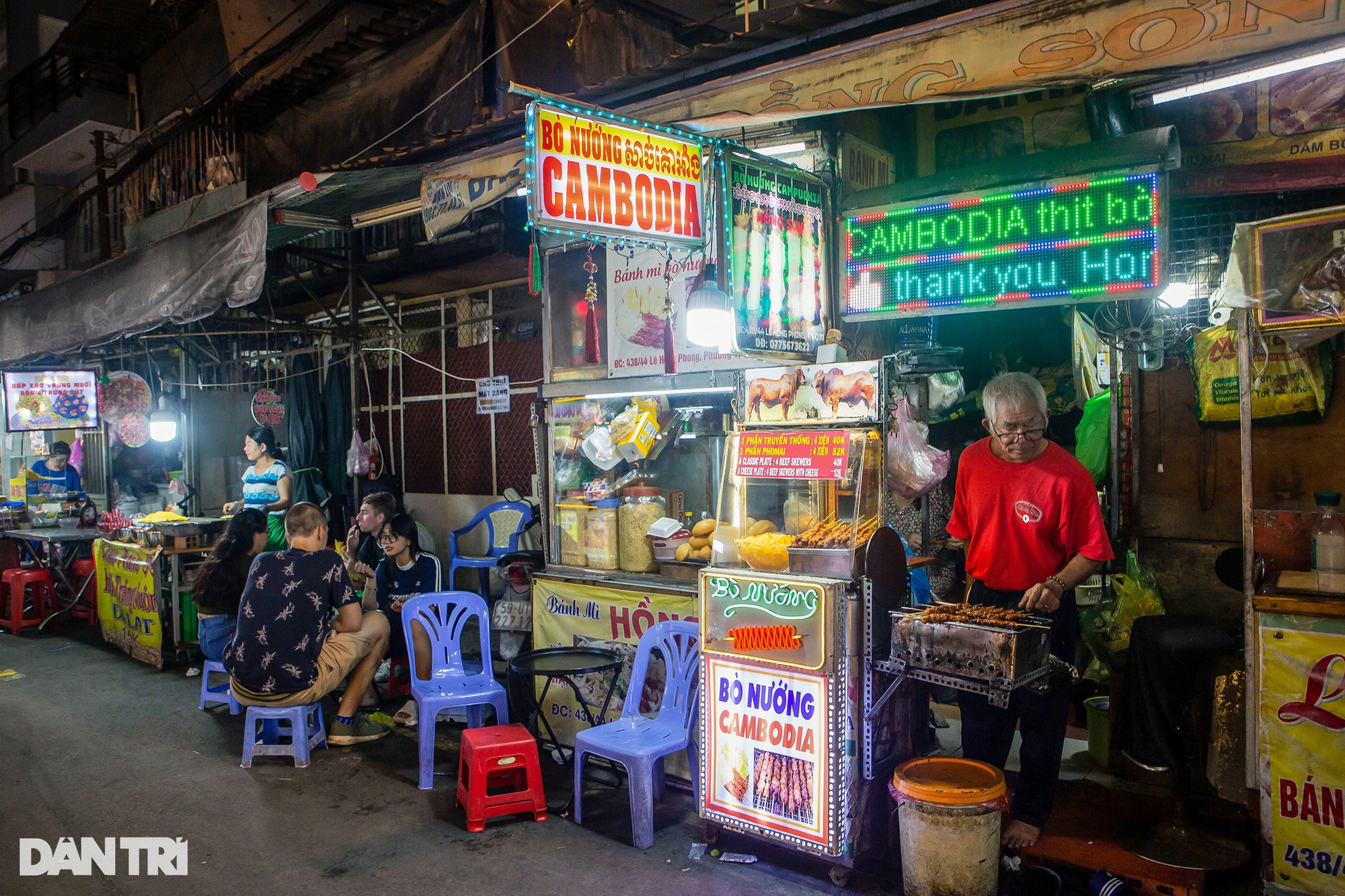 Từ hẻm chợ nhỏ trở thành phố ẩm thực kín khách ngày đêm ở TPHCM - Ảnh 2.