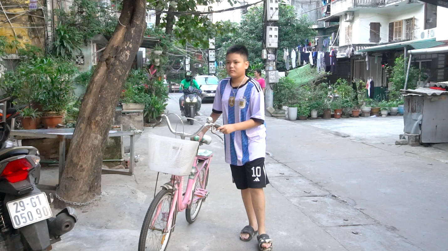 Cậu trò nghèo lớp 8 đón nhận chiếc xe đạp mới, thắp sáng tương lai - Ảnh 3.