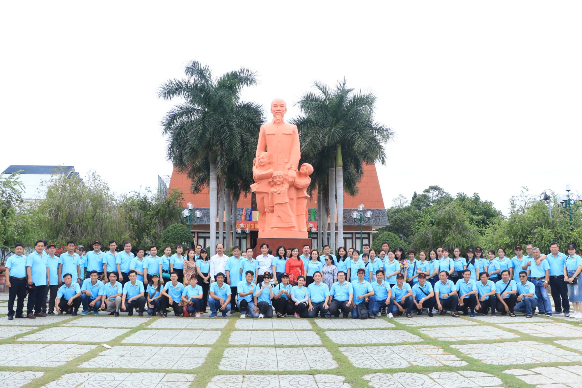 116 hội viên Hội Nông dân TP.HCM tham quan, trao đổi kinh nghiệm tại Bình Thuận - Ảnh 1.