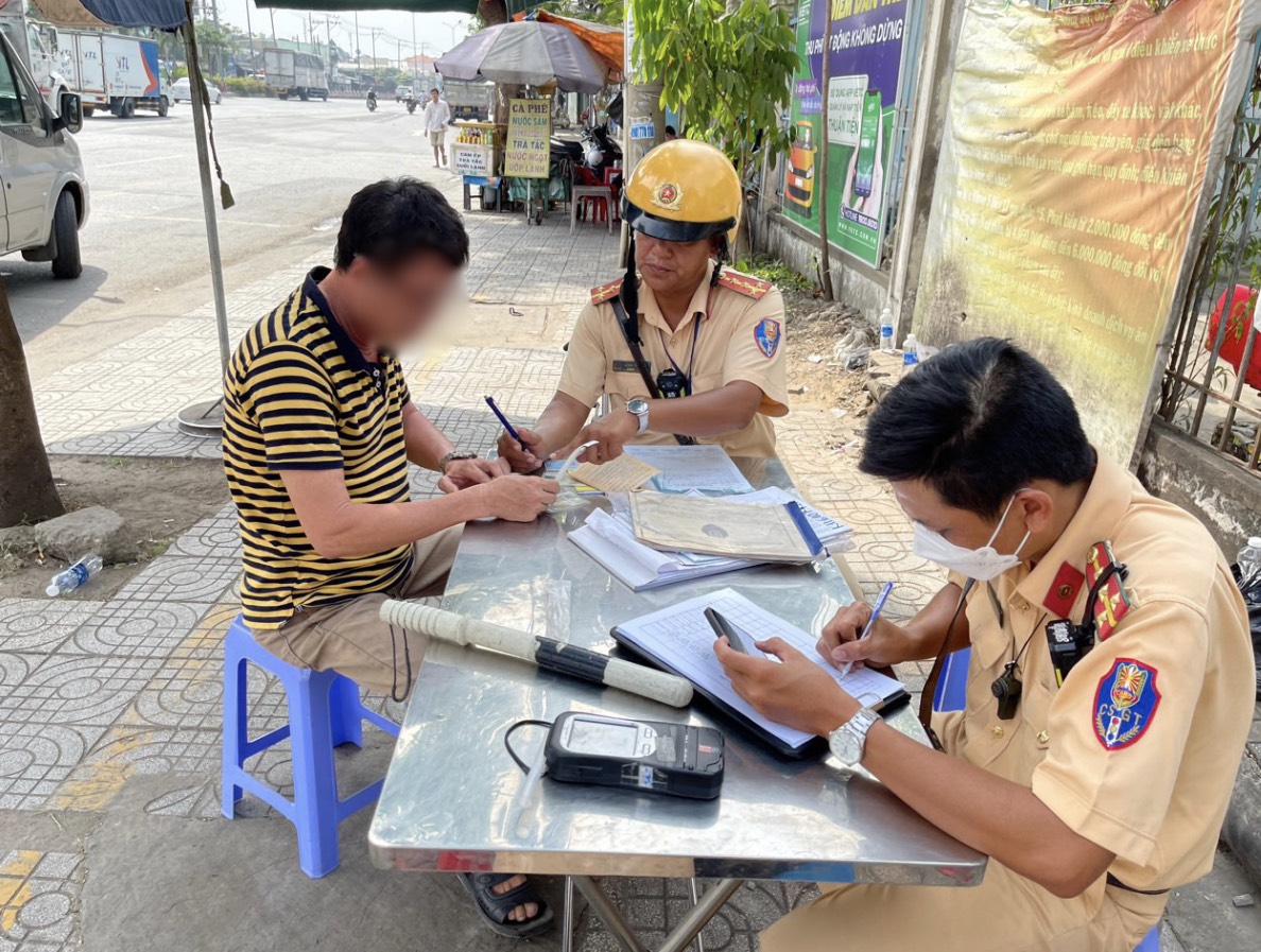 Cảnh sát giao thông TP.HCM đã tiến hành tổng kiểm soát 17.323 phương tiện sau 7 ngày ra quân - Ảnh 1.