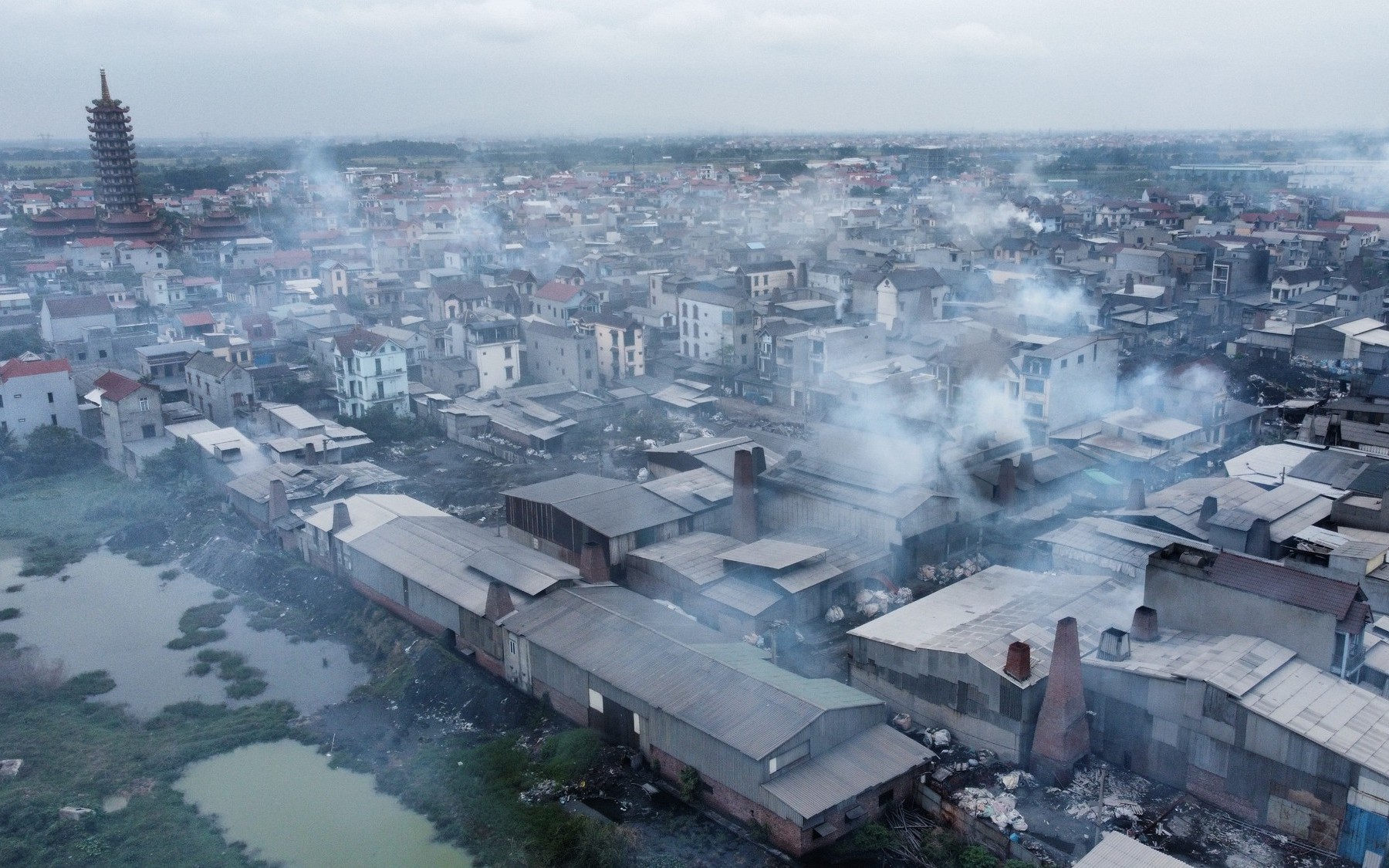 Bắc Ninh kiểm tra, lập chốt giám sát 24/24h việc vận chuyển phế liệu ra vào làng nghề xã Văn Môn- Ảnh 2.