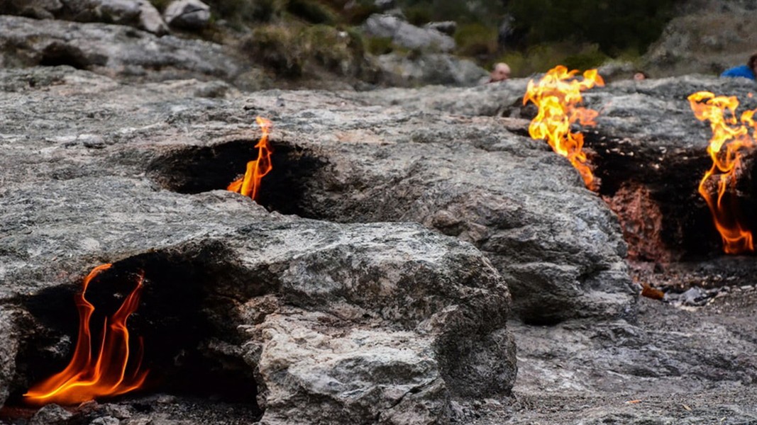 Kỳ lạ những hòn đá tự cháy liên tục hàng nghìn năm không tắt - Ảnh 4.