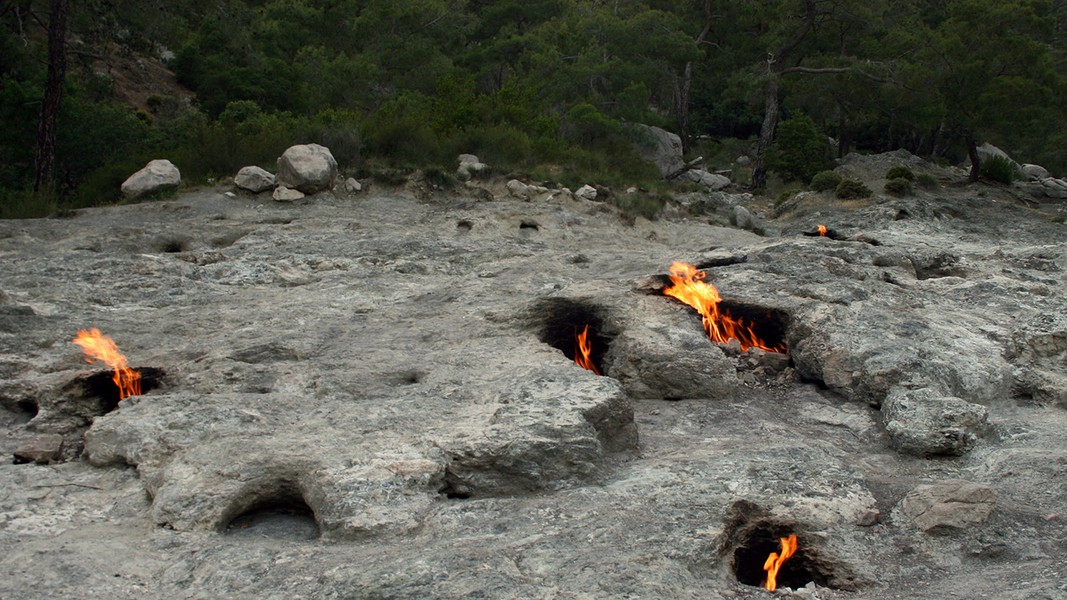 Kỳ lạ những hòn đá tự cháy liên tục hàng nghìn năm không tắt - Ảnh 5.