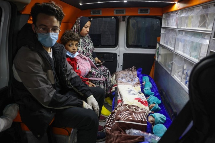Hình ảnh hàng chục trẻ sinh non ở Gaza sơ tán đến Ai Cập - Ảnh 8.