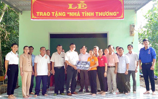 Chính quyền xã Minh Thạnh (huyện Dầu Tiếng) và các mạnh thường quân tổ chức trao tặng nhà tình thương cho hộ nghèo Nguyễn Thị Gấm. Ảnh: MTTQ xã Minh Thạnh