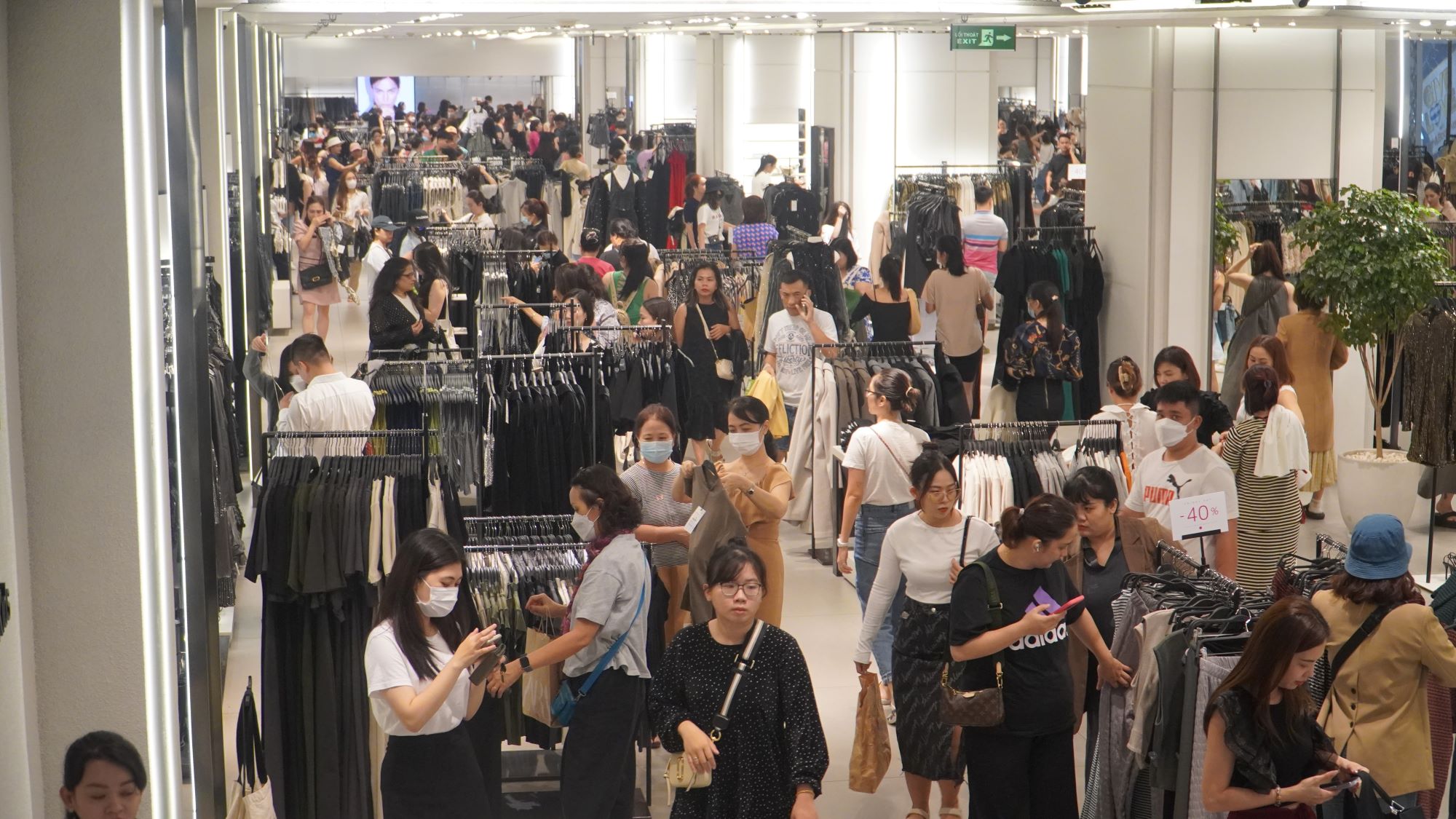 Black Friday 2023: Nơi đông đúc phải chen nhau, chốn vắng vẻ hẩm hiu dù nhiều ưu đãi - Ảnh 6.