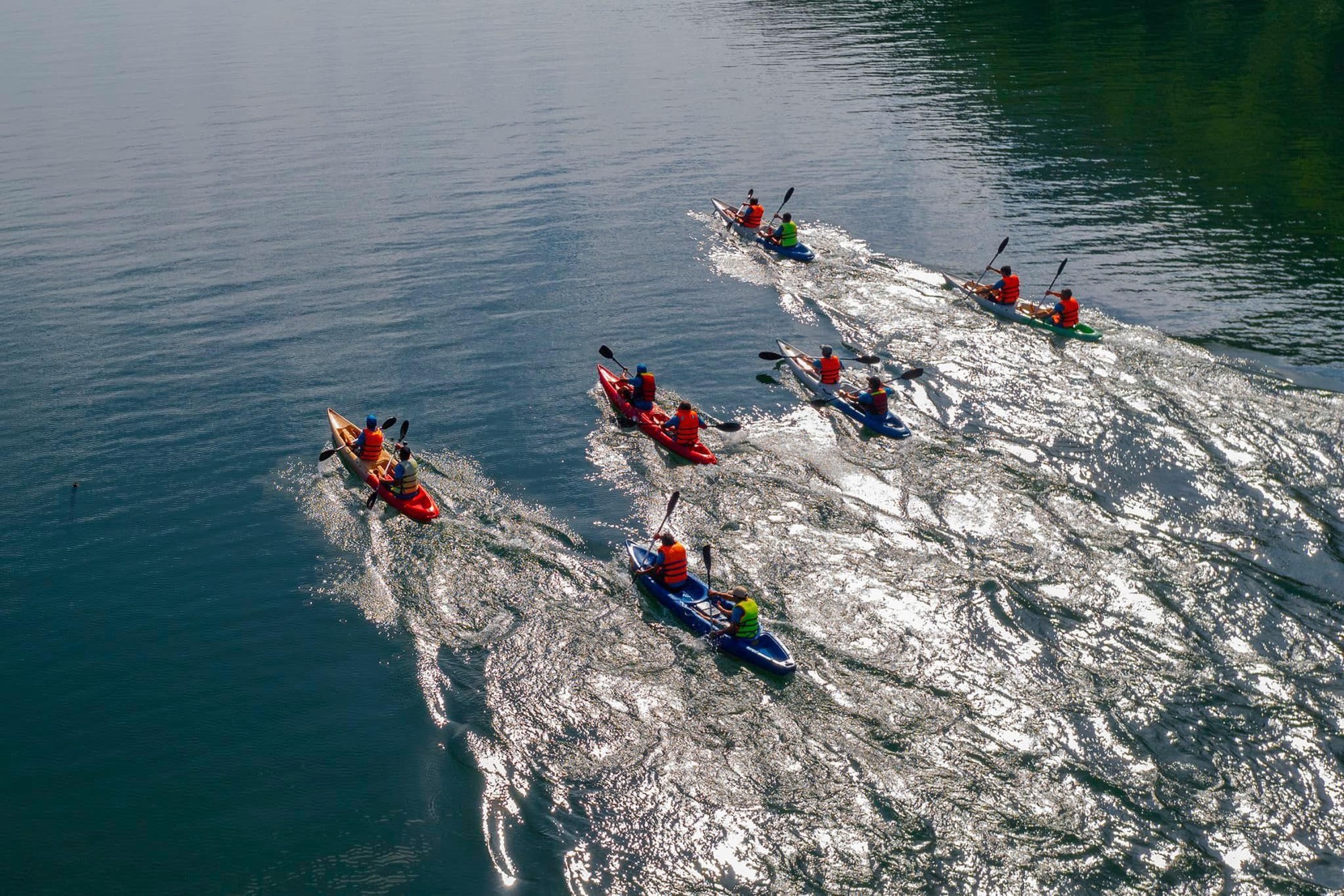 Giải đua thuyền Kayak trên hồ sông Đà năm nay có gì thú vị? - Ảnh 1.