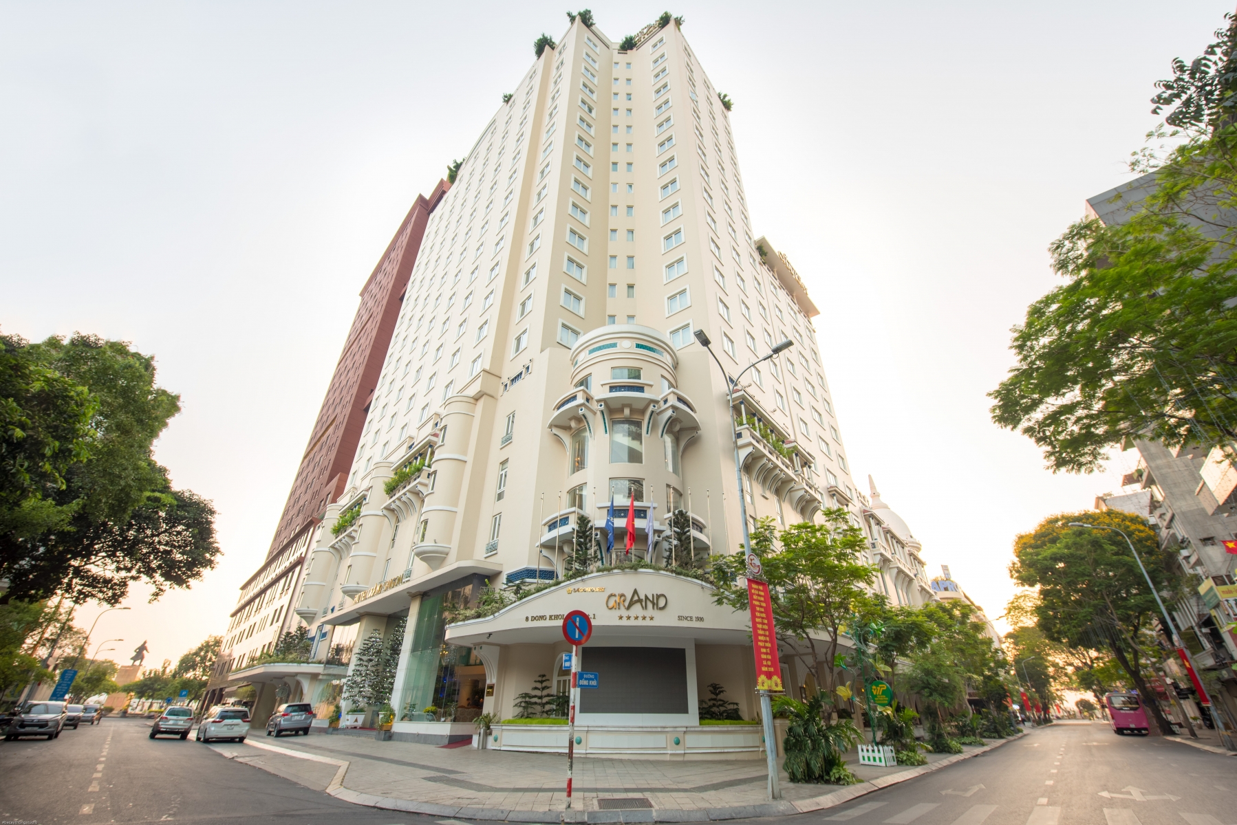 Hàng hiệu xa xỉ, khách sạn 5 sao, thiên đường mua sắm chen nhau trên con đường dát vàng ở Sài Gòn - Ảnh 6.
