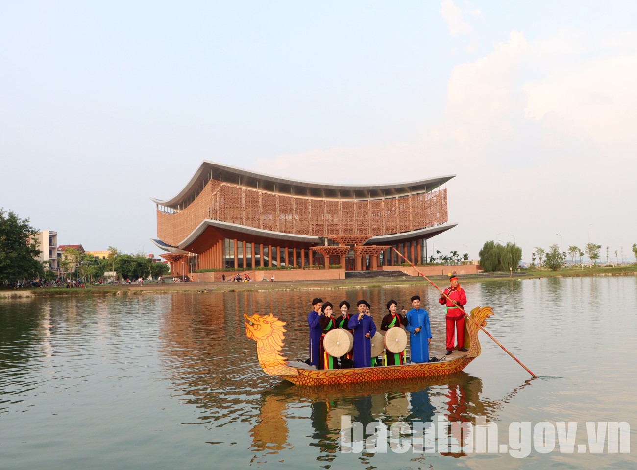 Làng cổ đẹp như phim ở xứ Kinh Bắc trở thành không gian diễn xướng nghệ thuật Dân ca Quan họ Bắc Ninh - Ảnh 3.