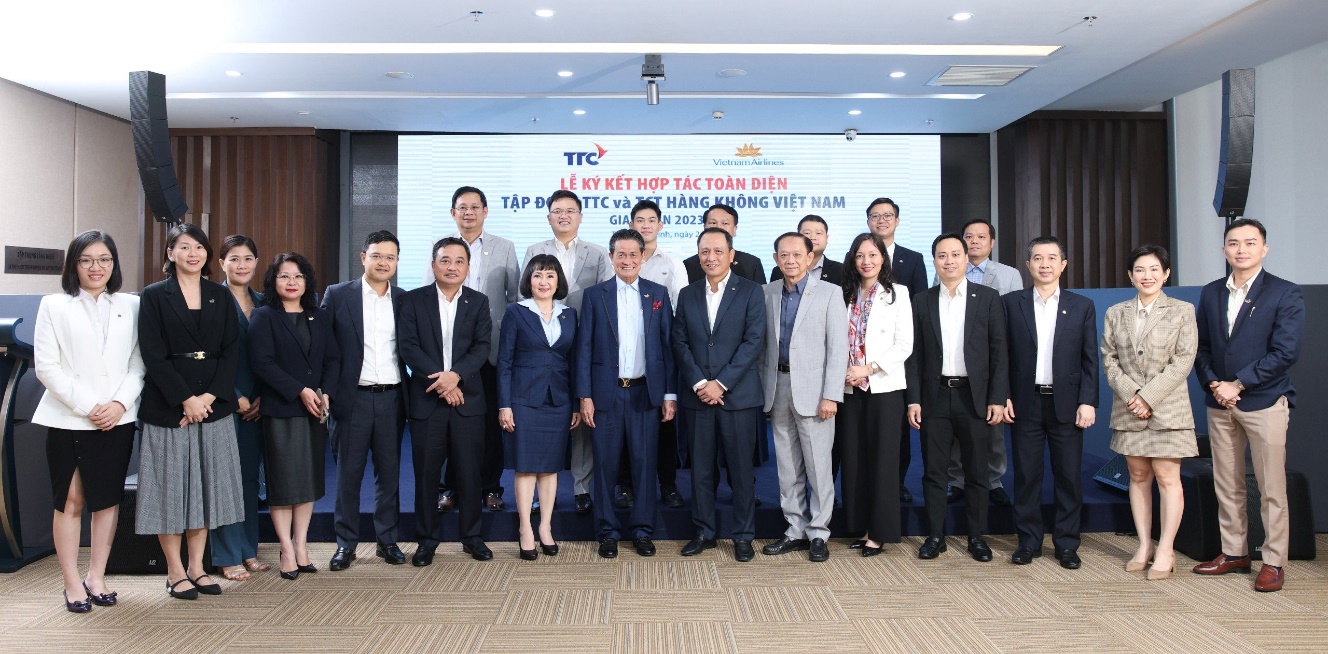 Lễ ký kết thỏa thuận hợp tác toàn diện giữa Tập đoàn TTC và Vietnam Airlines - Ảnh 1.