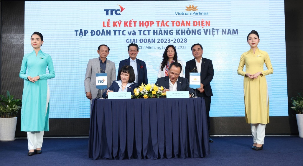 Lễ ký kết thỏa thuận hợp tác toàn diện giữa Tập đoàn TTC và Vietnam Airlines - Ảnh 2.
