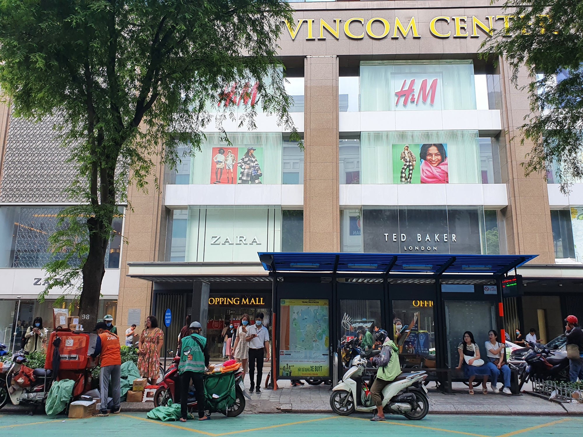 Hàng hiệu xa xỉ, khách sạn 5 sao, thiên đường mua sắm chen nhau trên con đường dát vàng ở Sài Gòn - Ảnh 7.