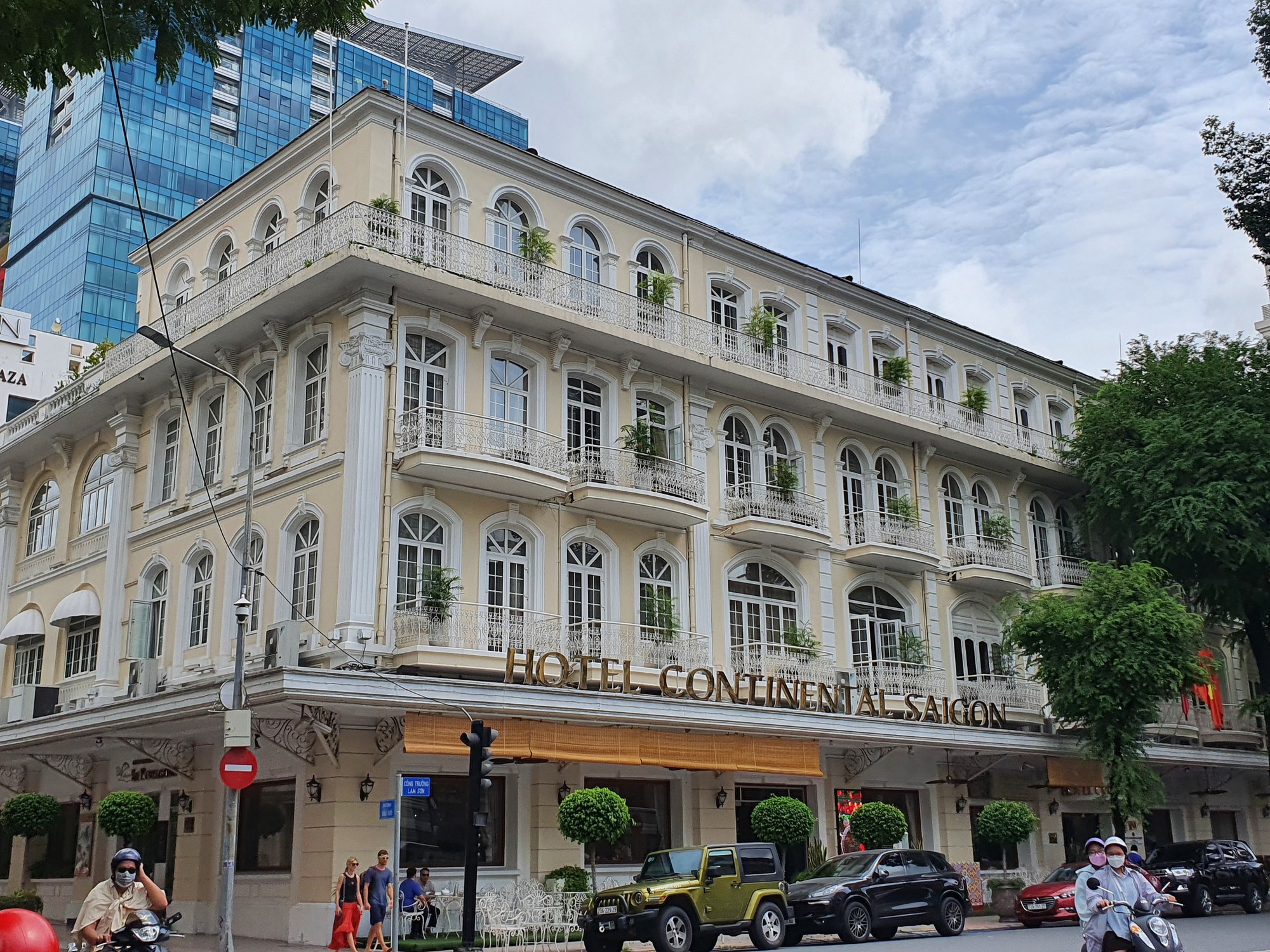 Hàng hiệu xa xỉ, khách sạn 5 sao, thiên đường mua sắm chen nhau trên con đường dát vàng ở Sài Gòn - Ảnh 3.