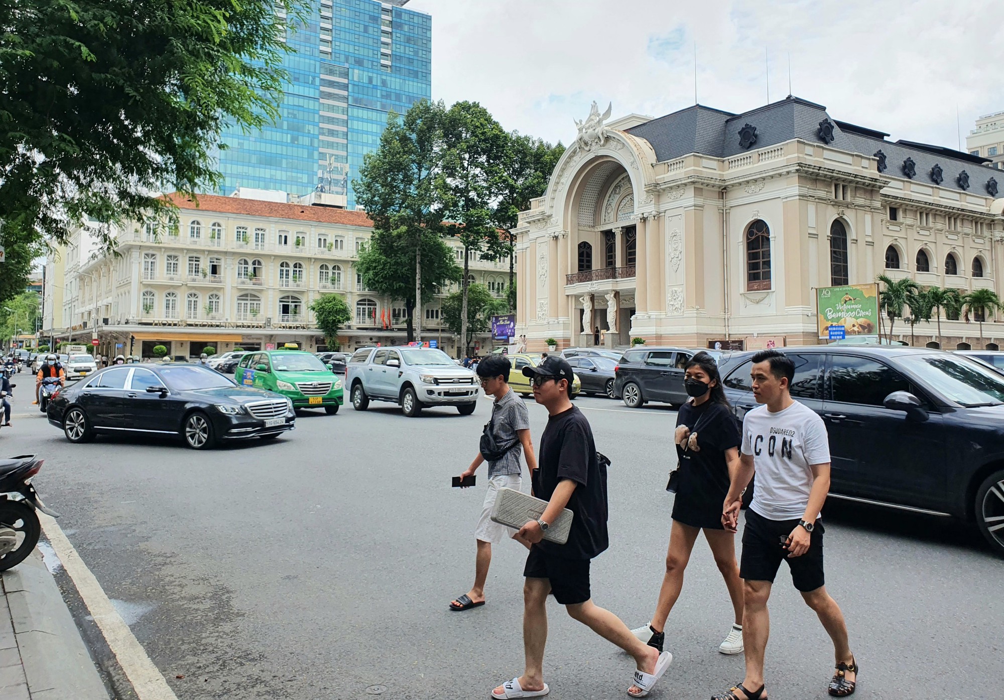 Hàng hiệu xa xỉ, khách sạn 5 sao, thiên đường mua sắm chen nhau trên con đường dát vàng ở Sài Gòn - Ảnh 2.