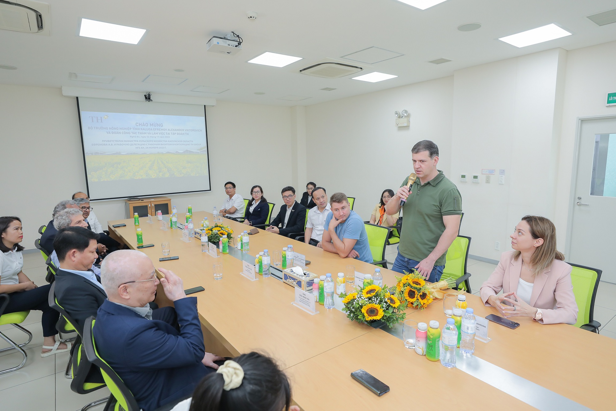 Bộ trưởng Nông nghiệp Kaluga (Nga) thăm trang trại TH true MILK: &quot;Chúng tôi tiếp thu được nhiều bài học giá trị&quot; - Ảnh 1.