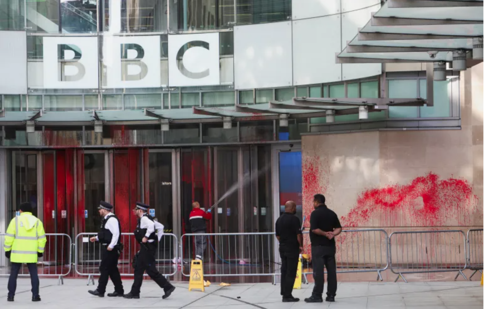 Khi Israel tấn công Gaza, BBC và nhiều báo lớn trên thế giới bị chính phóng viên của mình cáo buộc thiên vị - Ảnh 2.