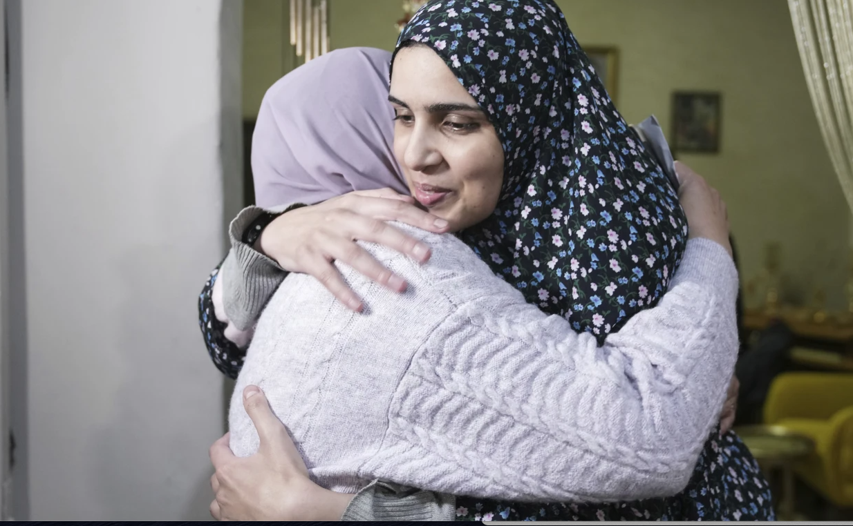 Người Palestine chào đón như anh hùng những phụ nữ và thiếu niên được thả trong thỏa thuận trao đổi tù nhân - Ảnh 1.