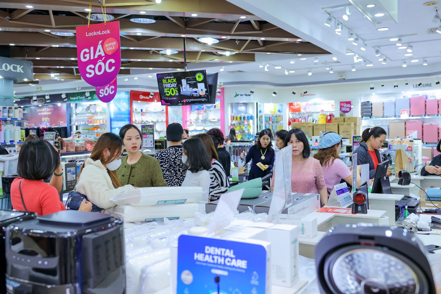 Người dân tấp nập săn “Quà Sale Siêu Hạng” tại Vincom Black Friday 2023 - Ảnh 8.