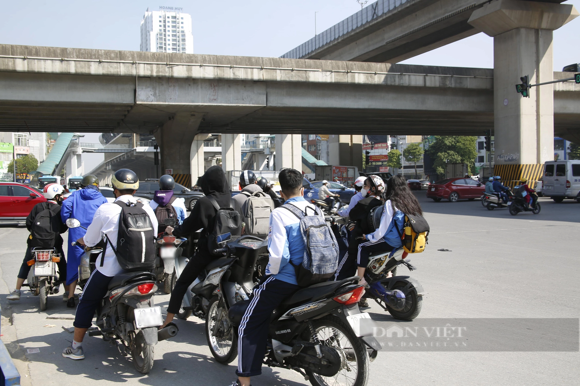 Hà Nội: Nhiều học sinh &quot;đầu trần&quot; khi tham gia giao thông bằng xe máy, xe điện - Ảnh 2.