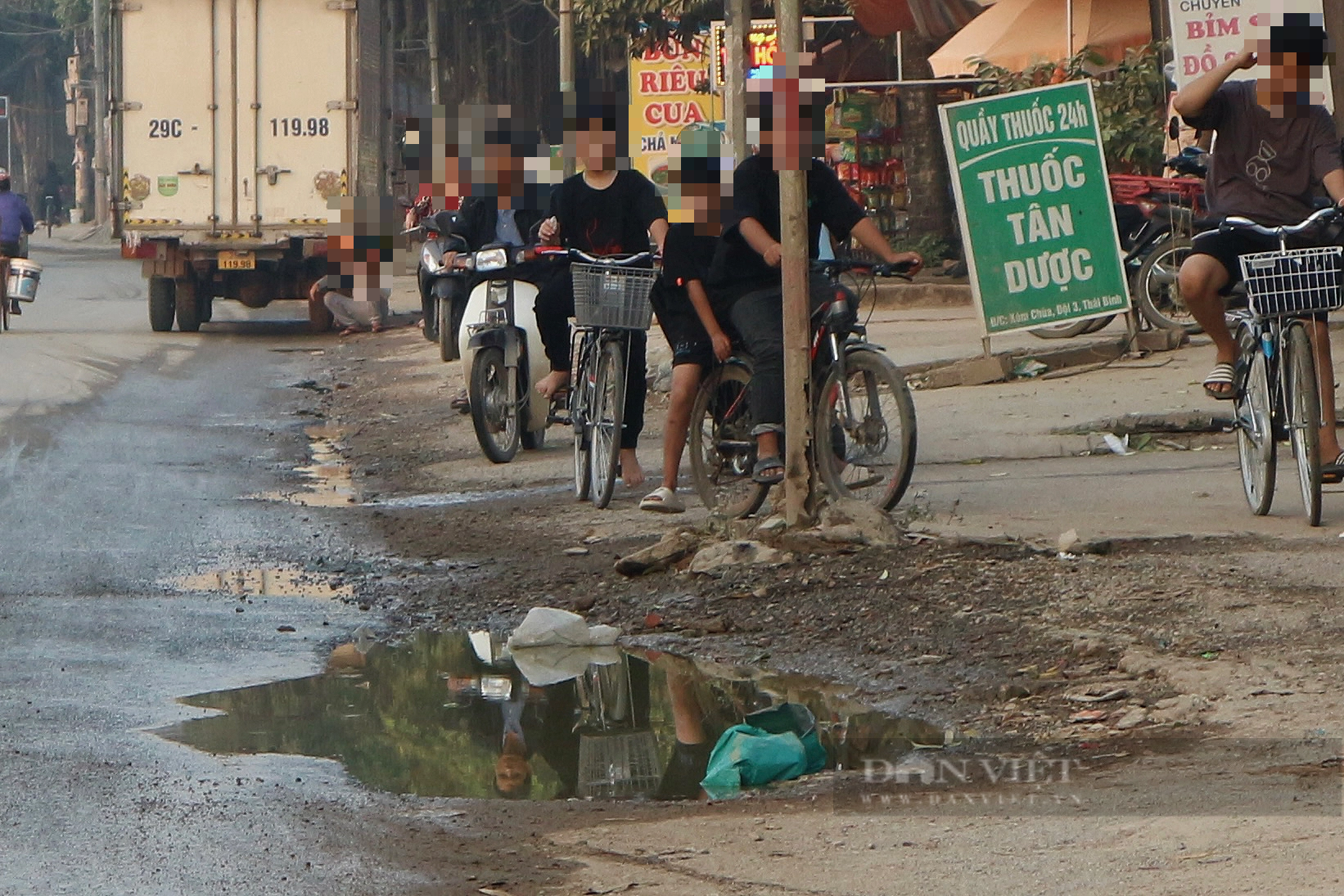 Hà Nội: Quốc lộ 21B xuống cấp, người dân tràn ra đường bán hàng - Ảnh 2.