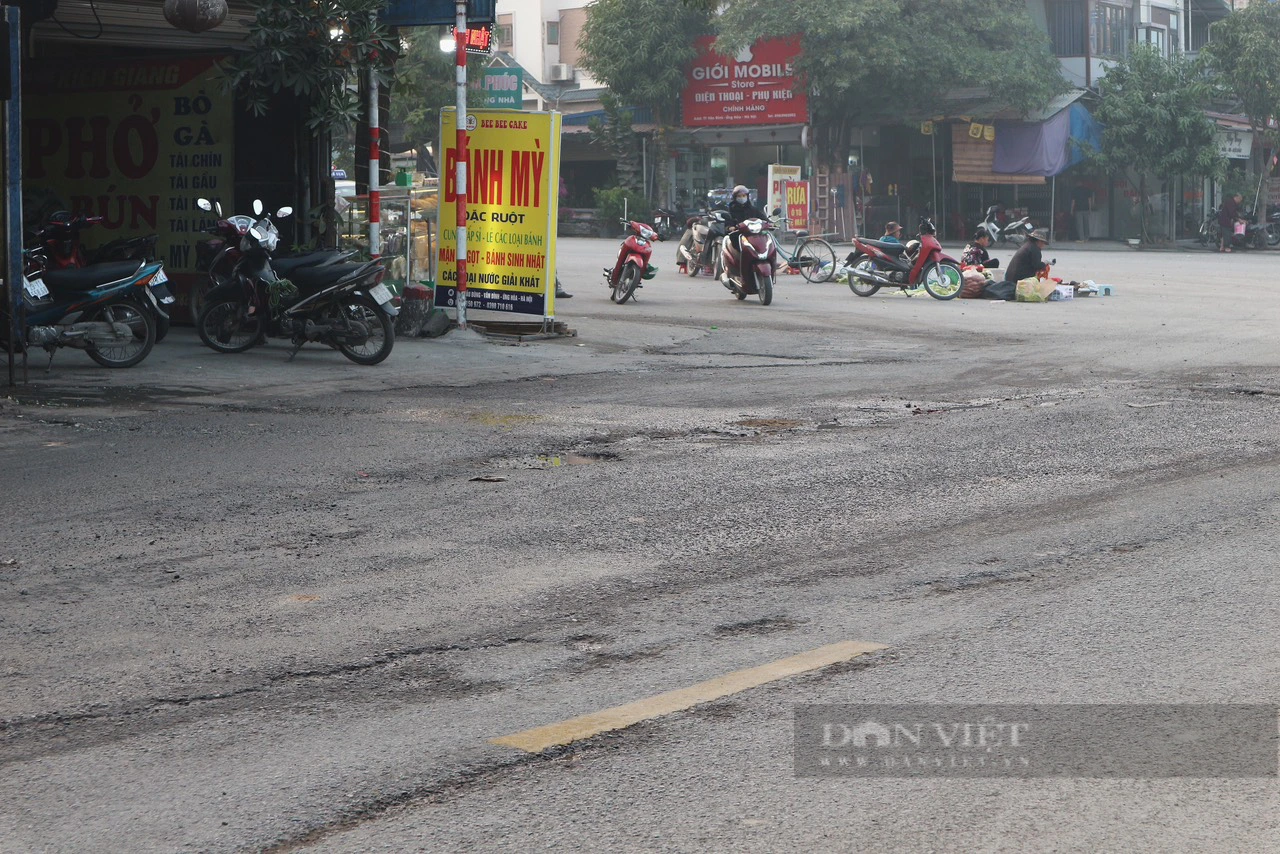 Hà Nội: Quốc lộ 21B xuống cấp, người dân tràn ra đường bán hàng - Ảnh 4.
