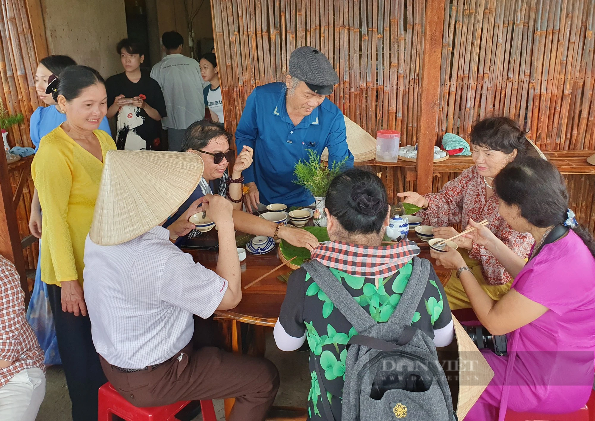 Du khách thích mê trồng hành, đào khoai lang, ăn bánh lá ở Trà Vinh - Ảnh 5.