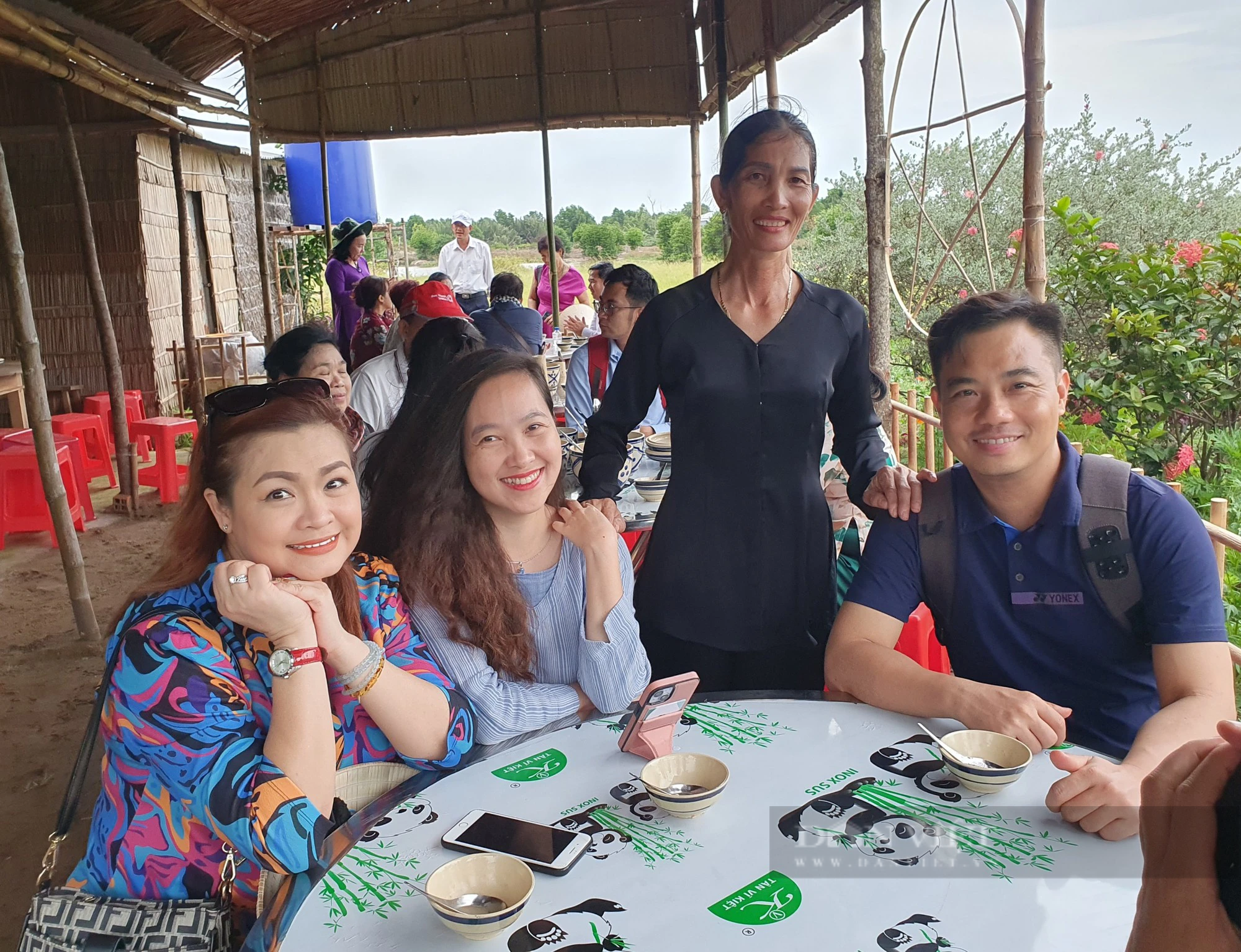 Du khách thích mê trồng hành, đào khoai lang, ăn bánh lá ở Trà Vinh - Ảnh 6.