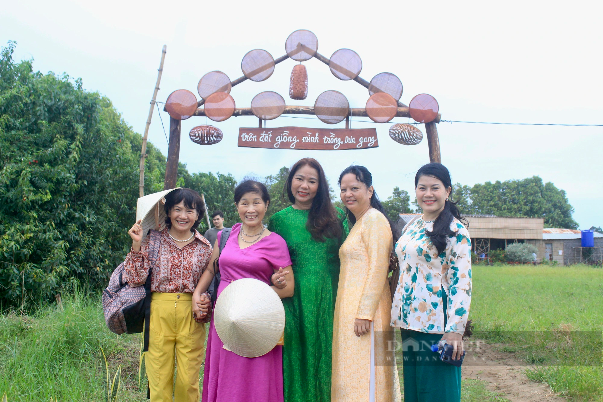 Du khách thích mê trồng hành, đào khoai lang, ăn bánh lá ở Trà Vinh - Ảnh 10.